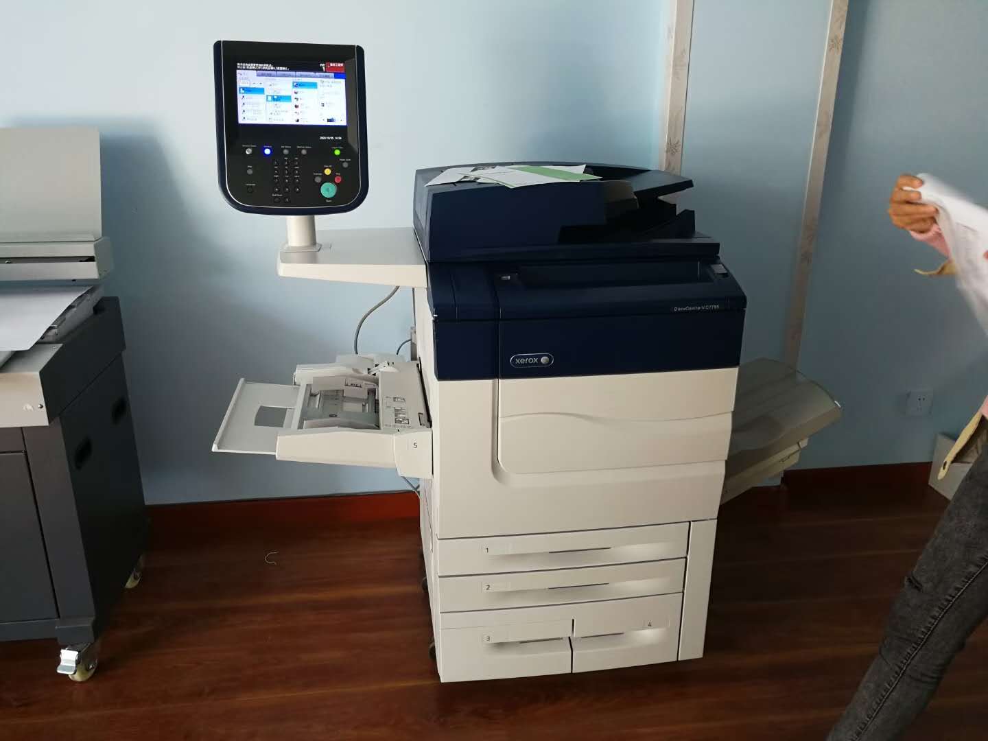 感谢大武口王总再次订购我公司施乐7785一台胶装机切纸机一套